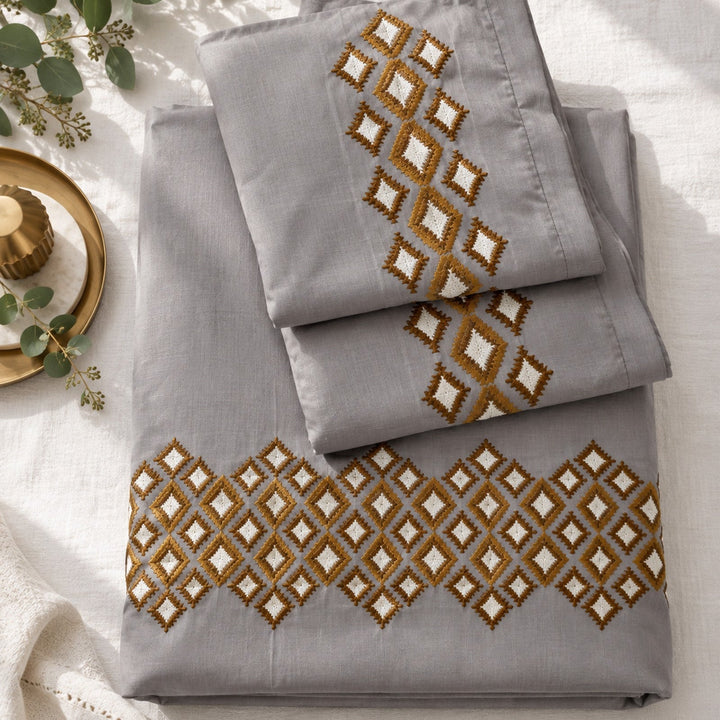 Folded Heritage Diamond Weave bedsheet set with two pillow covers