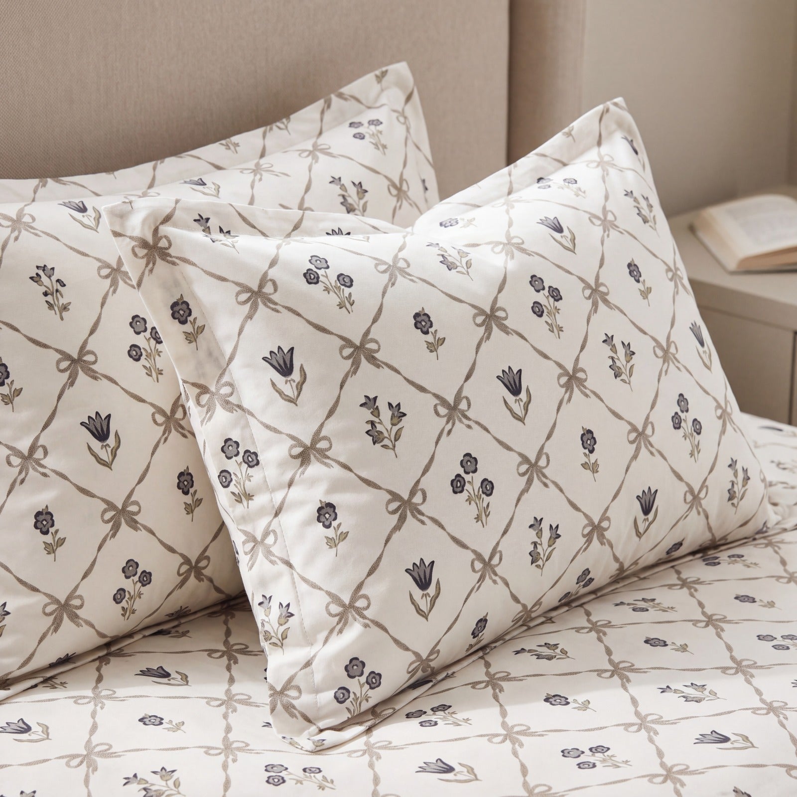 Phoolwari 100% Pure Cotton King Size Bedsheet, 300 TC (108